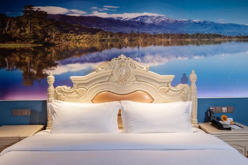Postel nebo postele na pokoji v ubytování Nan Yang Royal Hotel