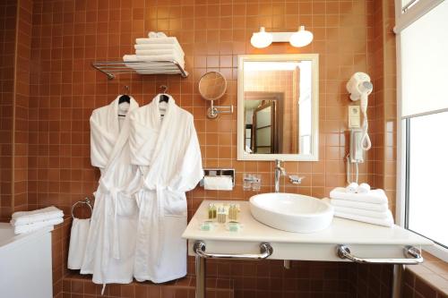 ピャチゴルスクにあるBeshtau Hotelのバスルーム(洗面台、鏡付)