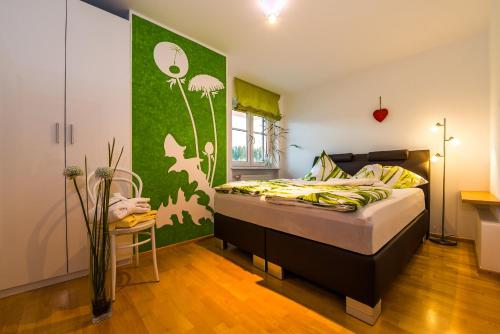 ヴェルタハにあるTop FeWo groß,2 Schlafzimmer Südbalkon mit Saunanutzungの緑の壁、ベッド付きのベッドルーム1室