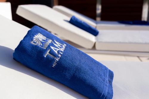 Silvi Villas by TAM Resorts في بلايا ديل إنغلز: وجود جورب أزرق على الطاولة