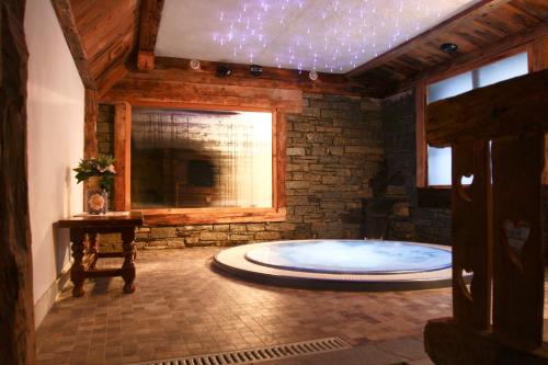 - une grande salle de bains pourvue d'une grande baignoire dans l'établissement Albergo Boule de Neige, à Rhêmes-Notre-Dame