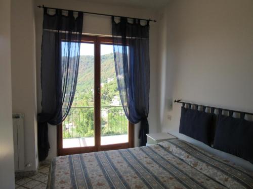 UscioにあるGaraventa Angelo Apartmentsのベッドルーム1室(ベッド1台、大きな窓付)