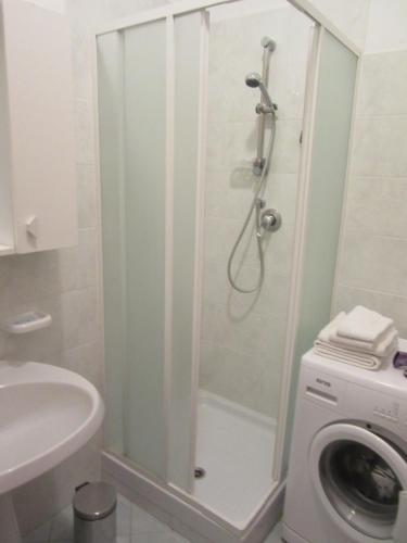 Ένα μπάνιο στο Garaventa Angelo Apartments