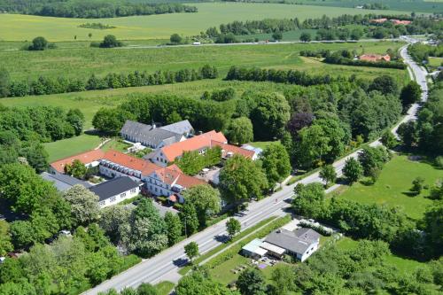 an aerial view of a house with a road at Tune Kursuscenter in Greve