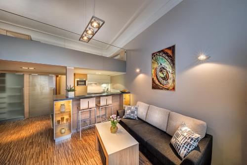 - un salon avec un canapé et une table dans l'établissement Stylish apartment in old town Prague, à Prague