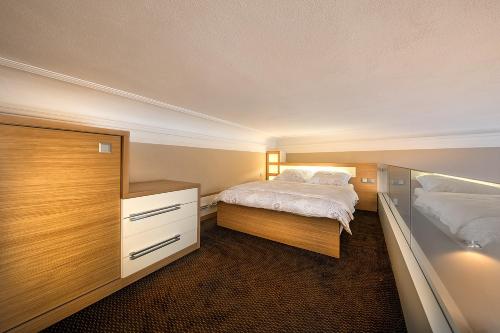 - une petite chambre avec 2 lits et une commode dans l'établissement Stylish apartment in old town Prague, à Prague