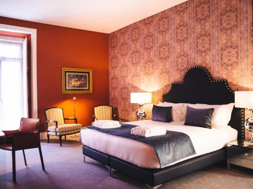 - une chambre avec un grand lit aux murs orange dans l'établissement Dear Lisbon - Gallery House, à Lisbonne