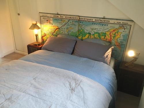- une chambre avec un grand lit et une carte murale dans l'établissement le 4B - Le Vintage, à Rouen