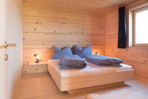 En eller flere senge i et værelse på Ferienwohnung Wertvollholzhaus