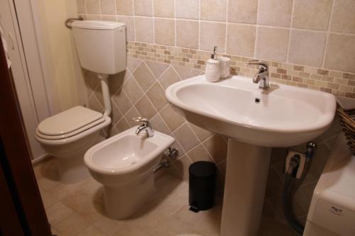 a bathroom with a sink and a toilet at il trullo di giada e mattia in Alberobello