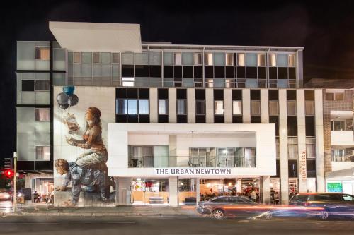 een gebouw met een standbeeld ervoor bij The Urban Newtown in Sydney