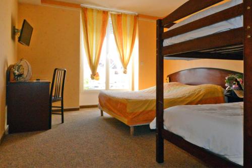 Ліжко або ліжка в номері Hotel Le Saint Vorles