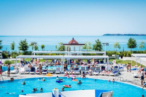 een groep mensen in een zwembad in een resort bij Premier Fort Cuisine - Full Board in Sunny Beach