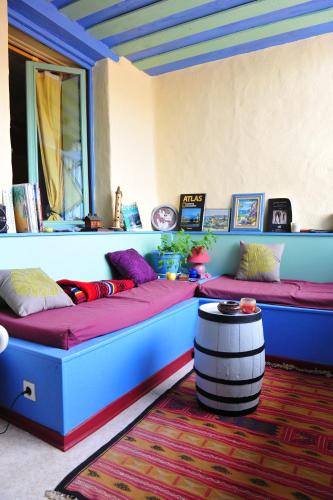 une chambre avec deux lits et une table dans l'établissement Chez Gillou, à Boën