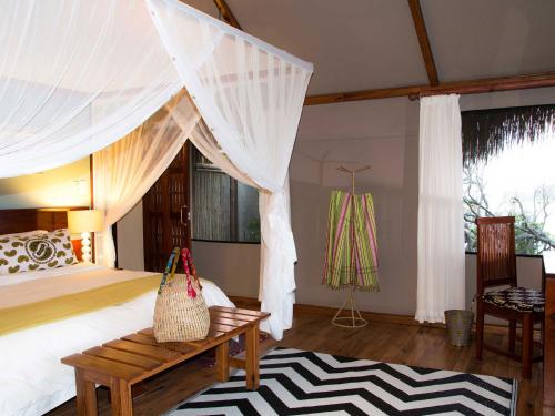 מיטה או מיטות בחדר ב-Machangulo Beach Lodge