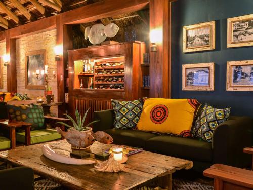 a living room with a couch and a table at Machangulo Beach Lodge in Santa Maria