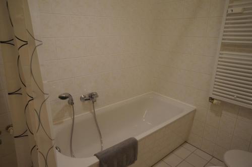 een badkamer met een bad en een toilet bij bluming inn - Ferienwohnung im Spreewald in Lübben