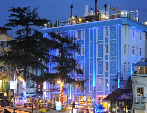 un edificio con luces azules en el lateral. en Blue House Hotel Old City - Sultanahmet en Estambul