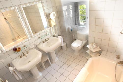 A bathroom at Hotel Gasthof Löwen