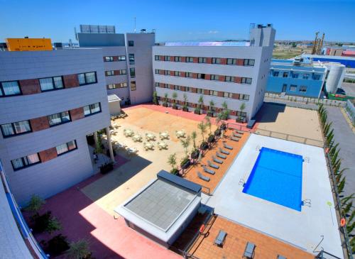 una vista aérea de un edificio con piscina en Avant Aeropuerto, en Torrejón de Ardoz