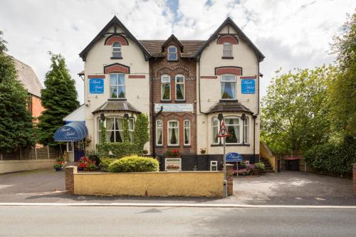 una grande casa in mezzo a una strada di The Ascott a Manchester