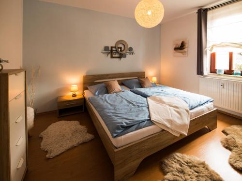 um quarto com uma cama e uma janela em Ferienwohnung am Weissen Hirsch em Dresden
