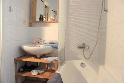 W łazience znajduje się umywalka, wanna i prysznic. w obiekcie Ferienwohnung am Weissen Hirsch w Dreźnie