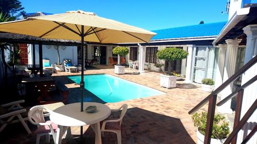 Πισίνα στο ή κοντά στο Dolphin Inn Blouberg