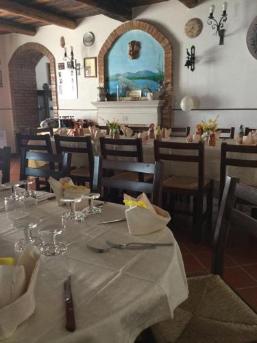 un comedor con mesa y sillas en un restaurante en La Fonte, en Sala Consilina
