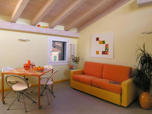 ein Wohnzimmer mit einem Sofa und einem Tisch in der Unterkunft Casa Nova in Burano