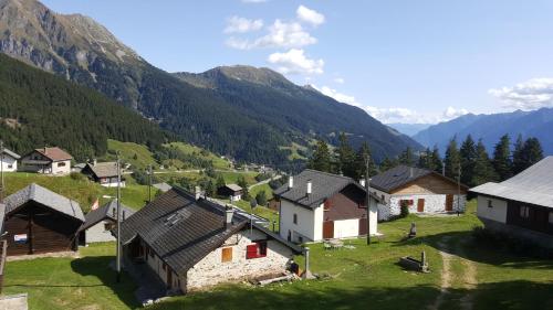 un village dans une vallée avec des montagnes en arrière-plan dans l'établissement Pensione Cari, à Molare