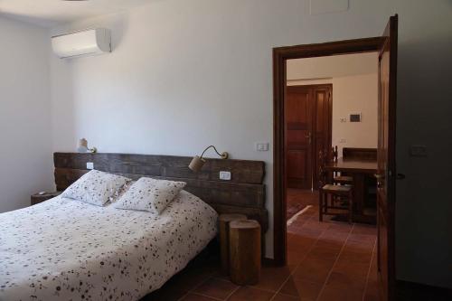 Letto o letti in una camera di Bio Agriturismo Corte degli Ulivi