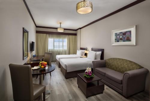 Postel nebo postele na pokoji v ubytování Savoy Crest Aparthotel, Bur Dubai
