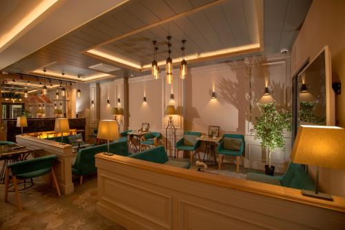 ein Wartezimmer mit grünen Stühlen und Tischen in der Unterkunft Anatolia Inn in Istanbul