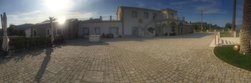 a brick driveway in front of a house at Borgo Ginuga in Centuripe