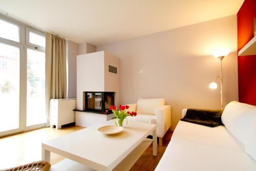 a living room with a couch and a table at Ferienwohnungen Auszeit und Freizeit in Ahrenshoop