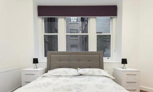 Postel nebo postele na pokoji v ubytování Fleet Street Apartment 1