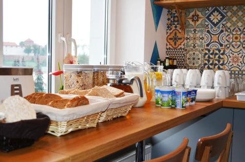 Příslušenství pro přípravu čaje a kávy v ubytování Ginger ApartHostel