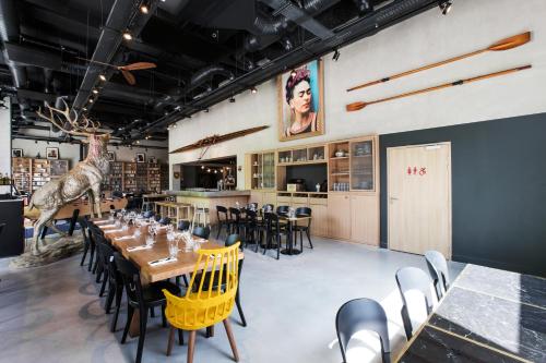 a restaurant with a dining room with a giraffe on the wall at MOB HOTEL Lyon Confluence in Lyon