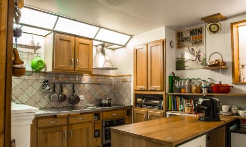 une cuisine avec des armoires en bois et un comptoir dans l'établissement Private room in a Parisian homestay! - Close to it all!, à Paris