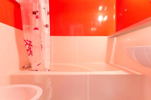 une salle de bain blanche avec douche et toilettes dans l'établissement Résidence Nova, à Arc 1800