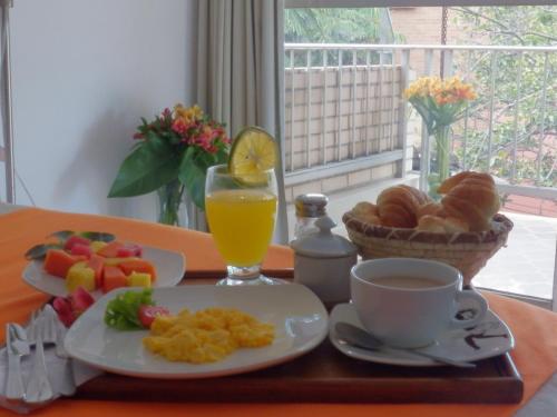 Breakfast options available to guests at Hotel Casa Santa Monica Norte