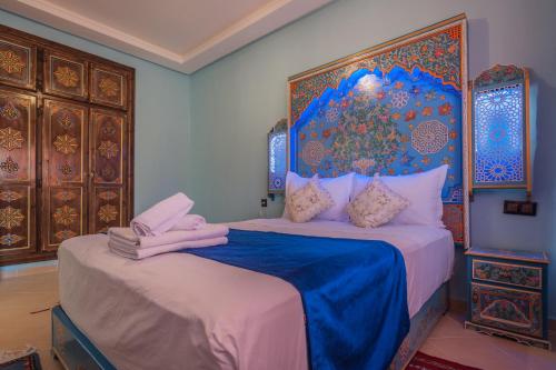 a bedroom with two beds with towels on them at Puerta Azul in Chefchaouene