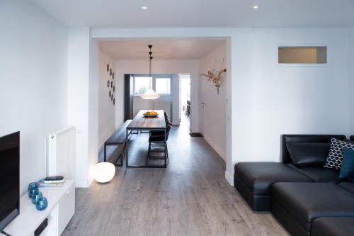 a living room with a table and a couch at Villa Wellington in Ostend