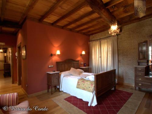 a bedroom with a large bed in a room at O Retiro do Conde in Villaza