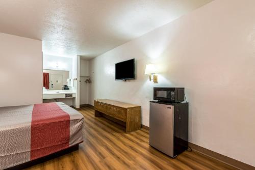 a hotel room with a bed and a microwave at Motel 6-Attalla, AL in Attalla