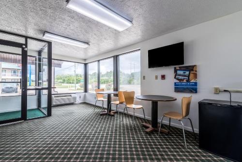 Motel 6-Attalla, ALにあるテレビまたはエンターテインメントセンター
