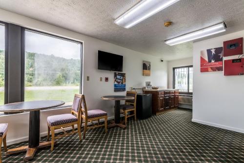 アタラにあるMotel 6-Attalla, ALのテーブルと椅子、大きな窓が備わる待合室