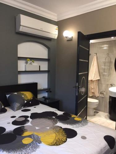 - une chambre avec un lit et une salle de bains pourvue d'une douche dans l'établissement Luxury Mohandeseen Apartment, au Caire