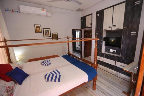 Ένα ή περισσότερα κρεβάτια σε δωμάτιο στο Harsidhi Haveli